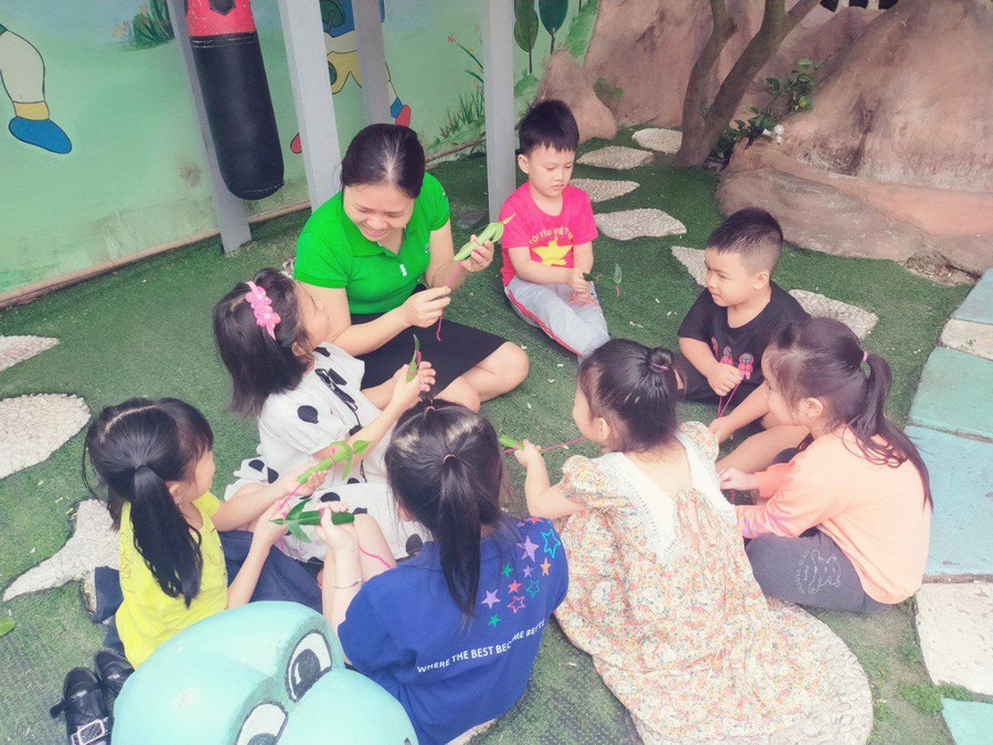 Cô trò Trường Mầm non Bắc Sơn cùng nhau khám phá thiên nhiên.