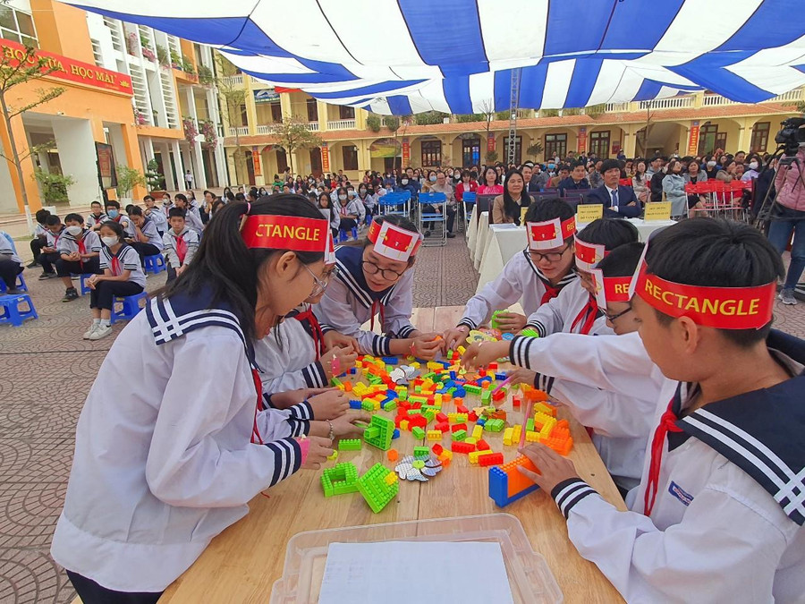 Việc đưa môn Toán bằng tiếng Anh vào dạy nằm trong kế hoạch đổi mới giáo dục của nhà trường.