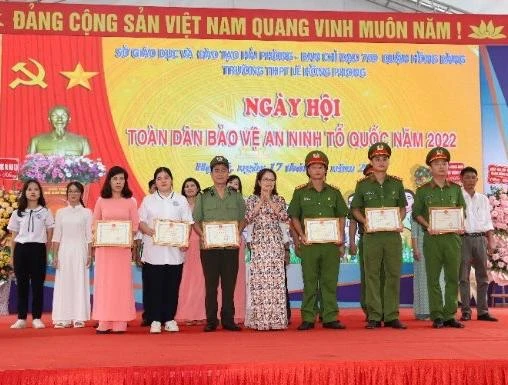 Chính quyền địa phương ghi nhận những đóng góp tích cực của tập thể, cá nhân trong phong trào toàn dân bảo vệ an ninh tổ quốc.