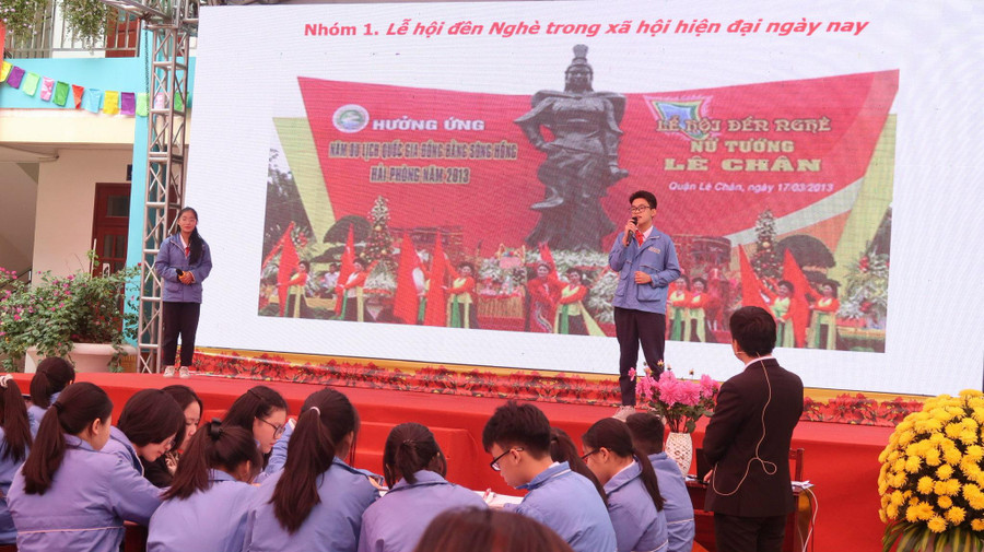 Học sinh trình bày bài tập nhóm trong tiết học Ngữ văn.