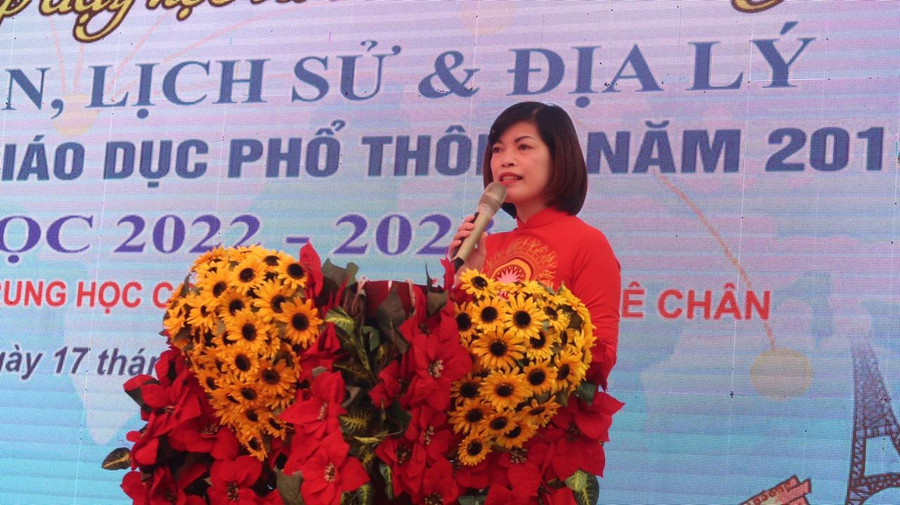 Cô Lê Thị Minh Tâm, Hiệu trưởng Trường THCS Trần Phú phát biểu đề dẫn chuyên đề.