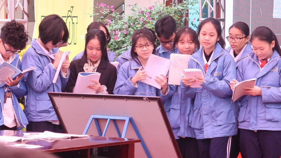 Học sinh nhận xét bài chuẩn bị của nhóm bạn.