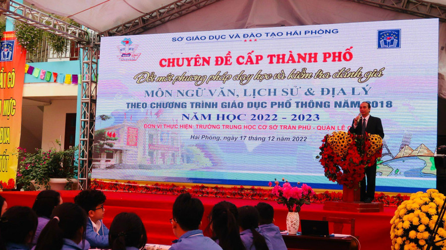 Ông Đỗ Văn Lợi, Phó Giám đốc Sở GD&amp;ĐT Hải Phòng phát biểu tại chuyên đề.