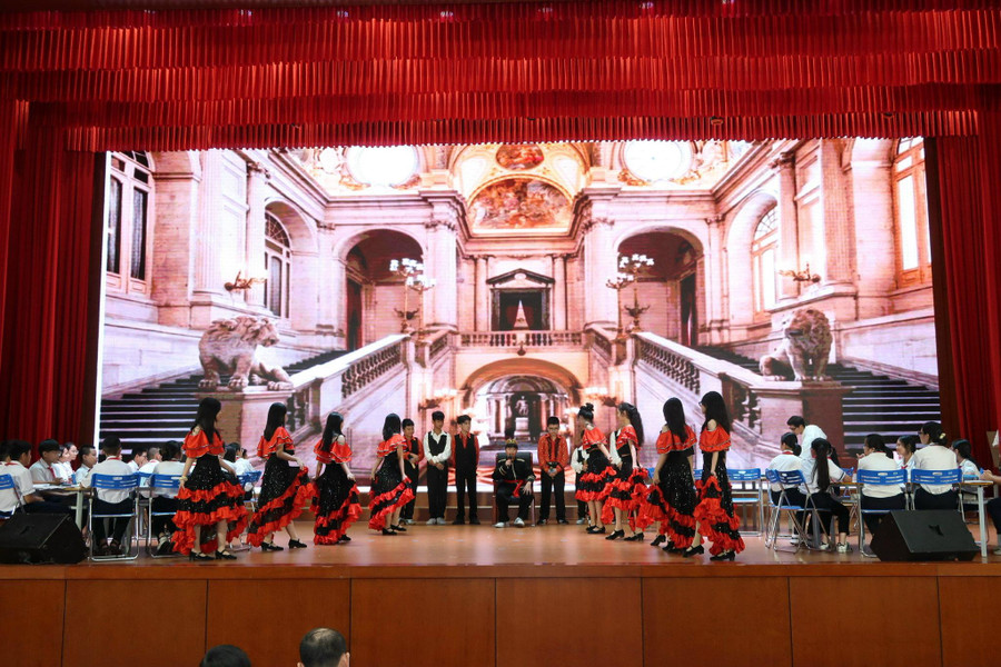 Học sinh báo cáo phần chuẩn bị kiến thức về nhà của mình qua màn kịch nhỏ.