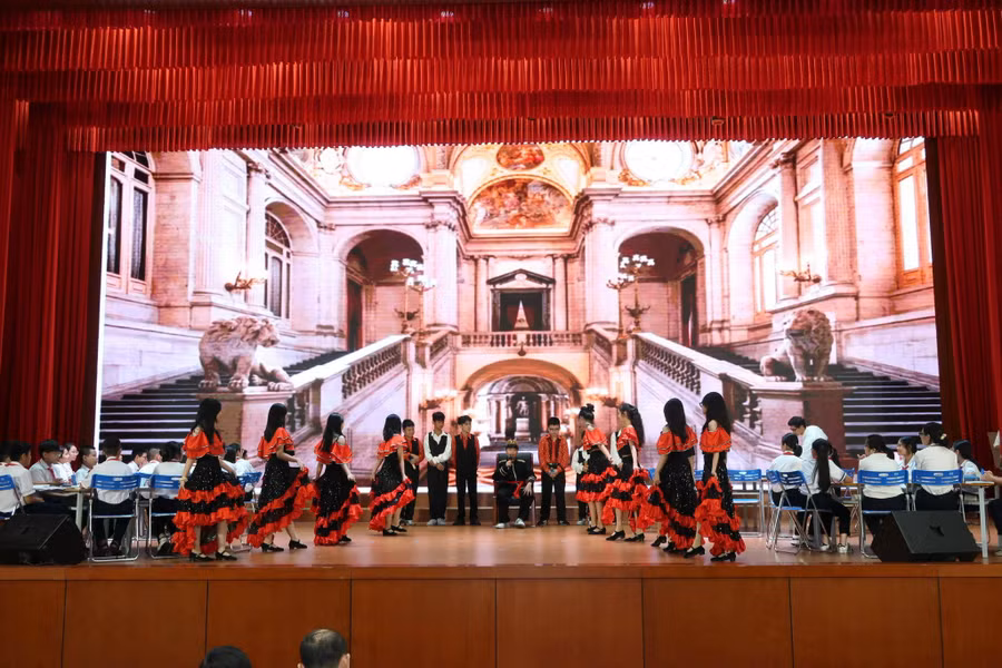 Học sinh báo cáo phần chuẩn bị kiến thức về nhà của mình qua màn kịch nhỏ.