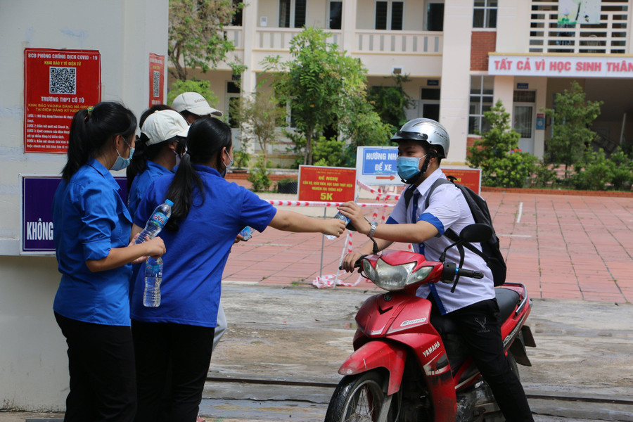Thanh niên tình nguyện tại huyện đảo Cô Tô tiếp sức cho thí sinh. Thanh niên tình nguyện tại huyện đảo Cô Tô tiếp sức cho thí sinh.