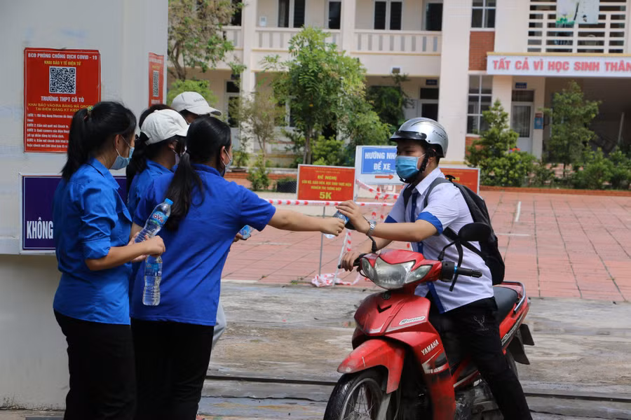 Thanh niên tình nguyện tại huyện đảo Cô Tô tiếp sức cho thí sinh.