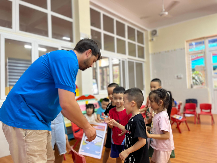 Trường Mầm non 20-10 cho trẻ làm quen với Tiếng Anh.