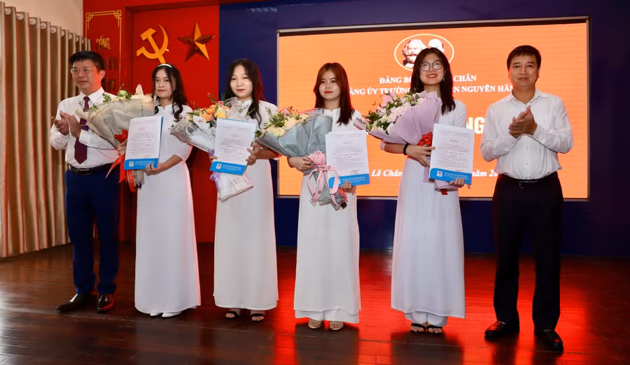 4 Đoàn viên ưu tú của Trường THPT Trần Nguyên Hãn vinh dự được kết nạp Đảng.