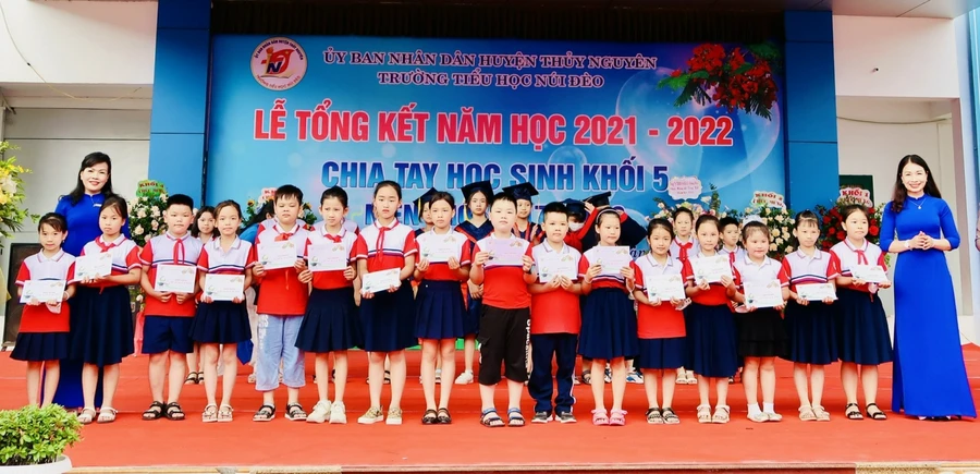 Nhiều học sinh được Ban Giám hiệu nhà trường tặng quà nhân dịp Lễ tổng kết năm học.