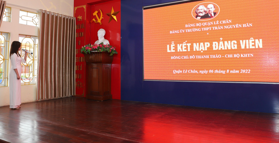 Đỗ Thanh Thảo đọc lời tuyên thệ. Đỗ Thanh Thảo đọc lời tuyên thệ.