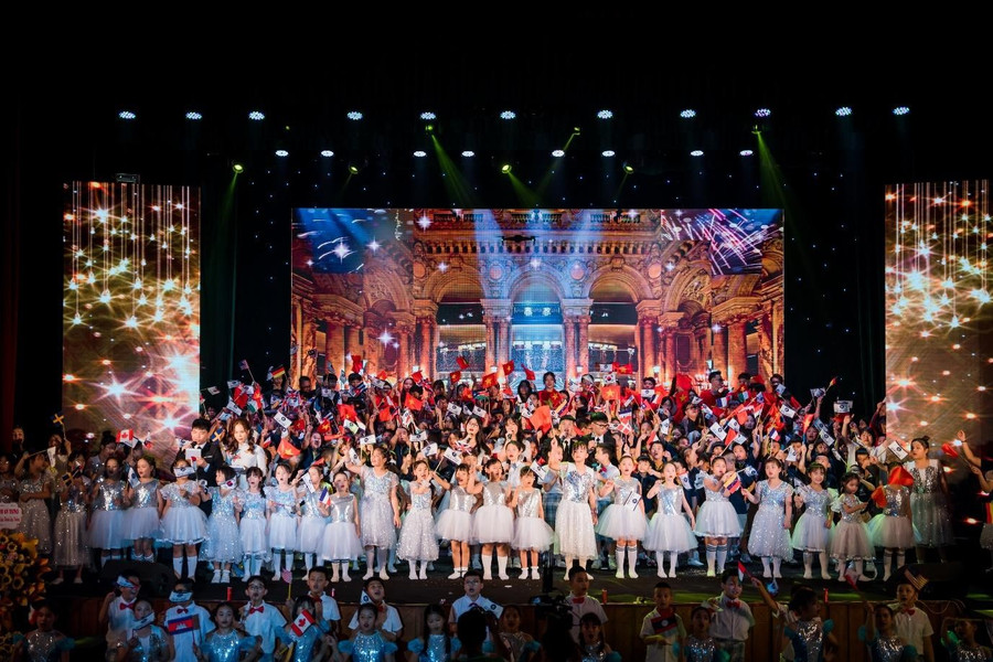 Tiết mục “We are the world” với sự tham gia của tập thể giáo viên, học sinh nhà trường tại chương trình Lễ kỉ niệm 10 năm thành lập trường và Đại nhạc hội Blue Moon.