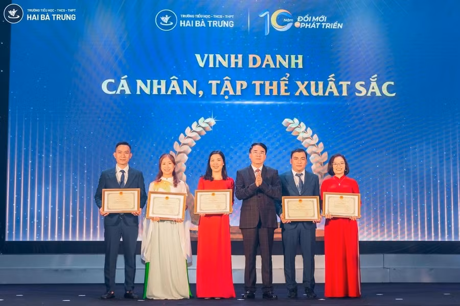 Các tập thể, cá nhân nhận bằng khen của Ủy ban nhân dân thành phố.