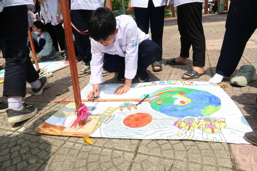 Học sinh hào hứng tham gia hoạt động trải nghiệm.