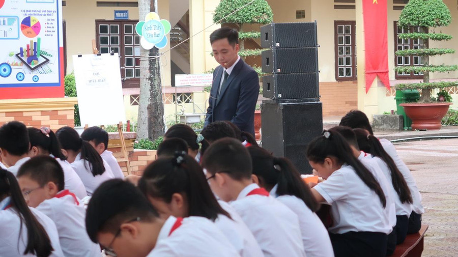 Thầy Tuệ lên lớp Bài “Tam giác cân”.