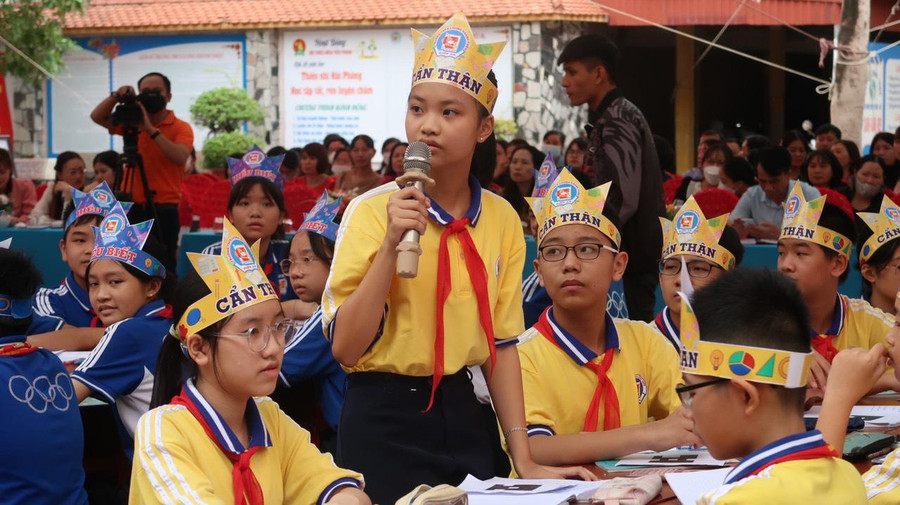 Học sinh lớp 7A2 chia nhóm cùng học bài.