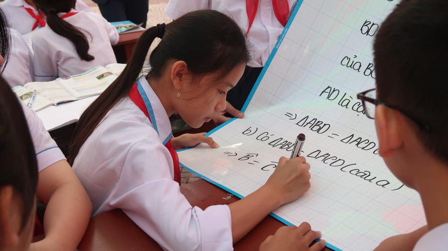 Học sinh lớp 7B3 Trường THCS An Dương, huyện An Dương thực hiện bài tập nhóm.