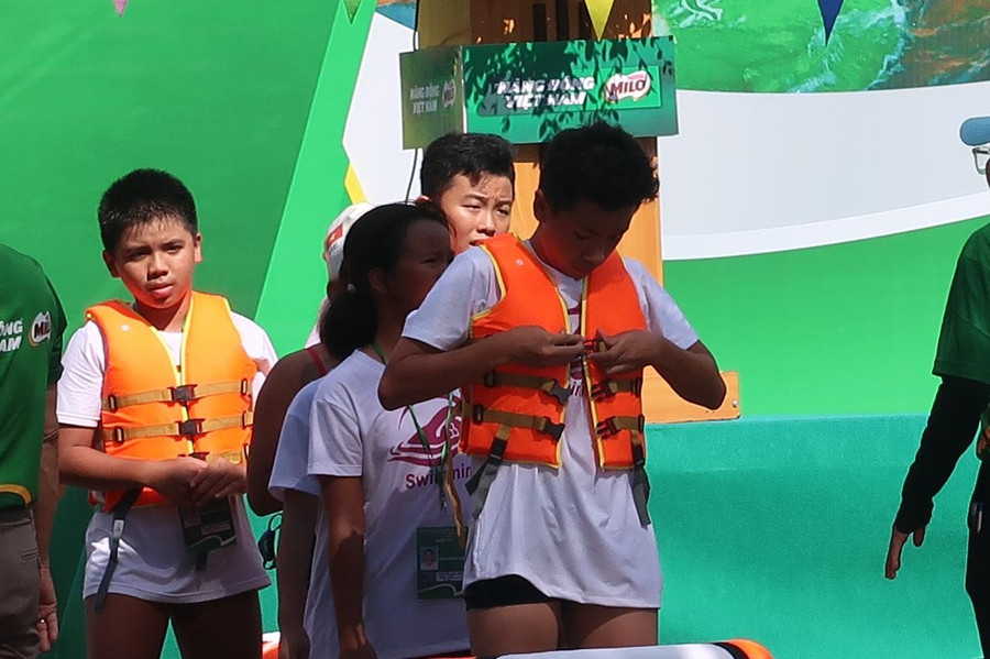 Các đội tranh tài mặc áo phao. Các đội tranh tài mặc áo phao.