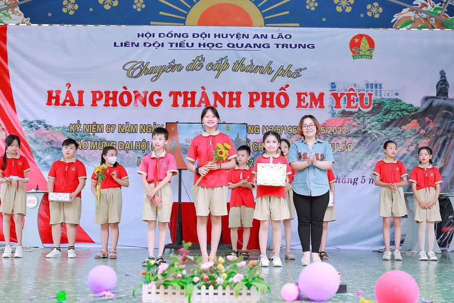 Lãnh đạo huyện Đoàn An Lão trao thưởng cho học sinh Trường Tiểu học Quang Trung Lãnh đạo huyện Đoàn An Lão trao thưởng cho học sinh Trường Tiểu học Quang Trung