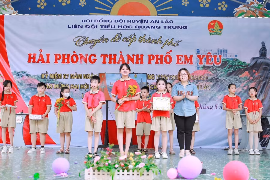 Lãnh đạo huyện Đoàn An Lão trao thưởng cho học sinh Trường Tiểu học Quang Trung