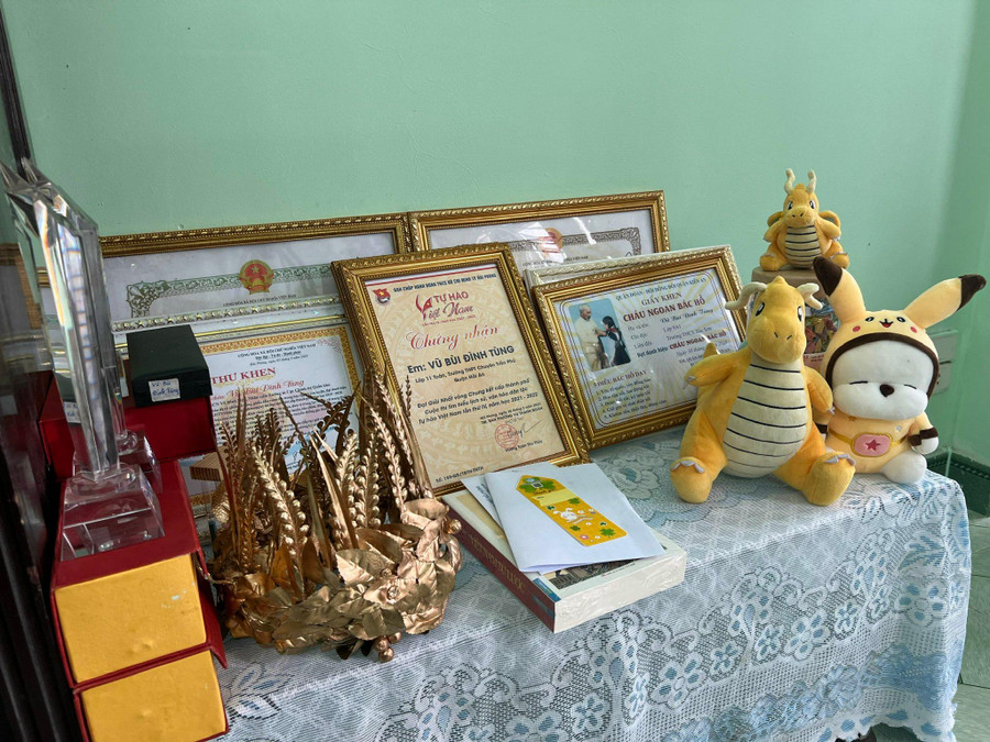 Góc học tập của Vũ Bùi Đình Tùng. Ảnh: ND Góc học tập của Vũ Bùi Đình Tùng. Ảnh: ND