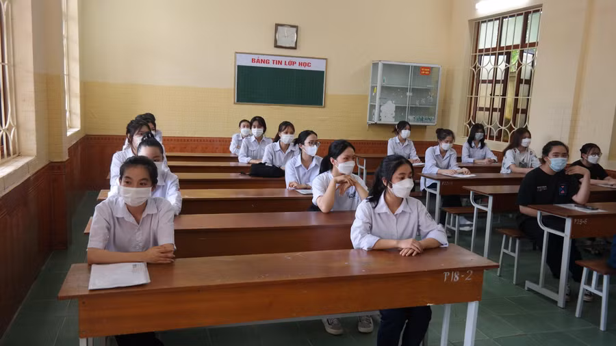 Cùng với các tỉnh thành khác trong cả nước, hơn 15 nghìn thí sinh tại Quảng Ninh đến làm thủ tục dự thi tốt nghiệp THPT năm 2022.