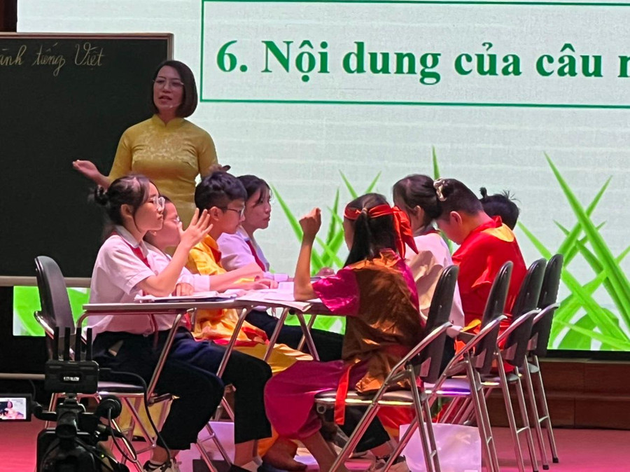 Tiết Ngữ văn sinh động của cô giáo Mai Trang. Tiết Ngữ văn sinh động của cô giáo Mai Trang.