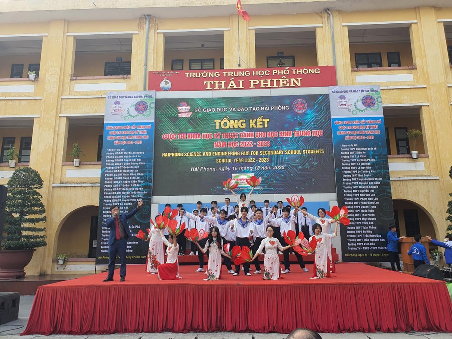Chương trình văn nghệ trong lễ tổng kết. Chương trình văn nghệ trong lễ tổng kết.
