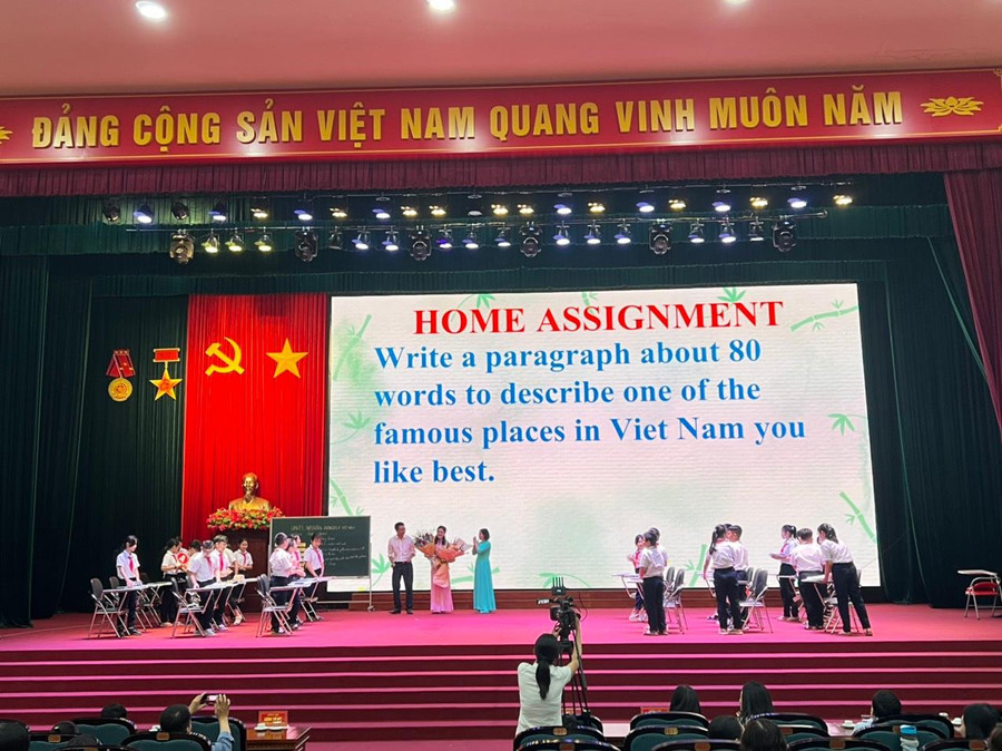 Cô Trần Thị Thanh Phương cùng học sinh lớp 6, Trường THCS An Dương hoàn thành tiết "daỵ tốt- học tốt". Cô Trần Thị Thanh Phương cùng học sinh lớp 6, Trường THCS An Dương hoàn thành tiết "daỵ tốt- học tốt".