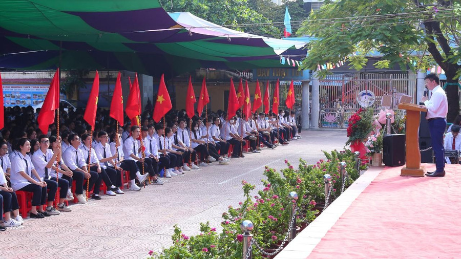 Học trò chăm chú nghe thầy Hiệu trưởng căn dặn.