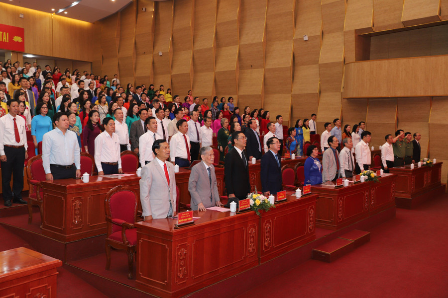 Các đại biểu chào cờ trong Lễ kỉ niệm 40 năm Ngày nhà giáo Việt Nam. Các đại biểu chào cờ trong Lễ kỉ niệm 40 năm Ngày nhà giáo Việt Nam.