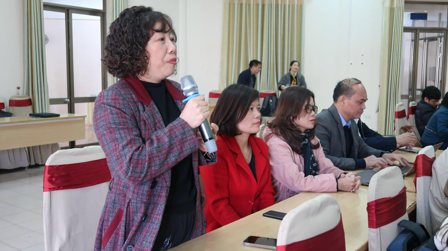 Thành viên Hội đồng thẩm định trao đổi về chất lượng các bản sách, việc góp ý, sửa đổi bản sách. Thành viên Hội đồng thẩm định trao đổi về chất lượng các bản sách, việc góp ý, sửa đổi bản sách.