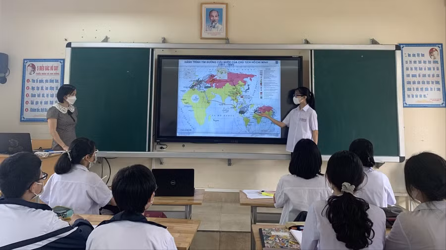 Cô Thu sử dụng nhiều phương pháp giúp trò hào hứng với giờ học môn Lịch sử.