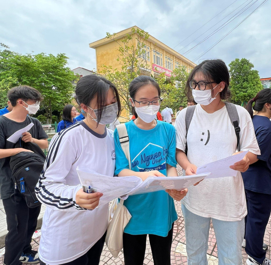 Thí sinh tại Điểm thi Trường THPT Trần Nguyên Hãn trao đổi bài thi sau môn thi thứ 2 Thí sinh tại Điểm thi Trường THPT Trần Nguyên Hãn trao đổi bài thi sau môn thi thứ 2