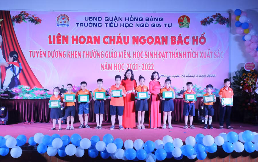 Ban Giám hiệu Trường Tiểu học Ngô Gia Tự tặng khen học sinh đạt thành tích cao trong năm học 2021-2022.