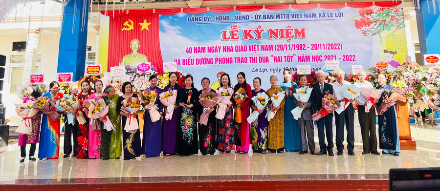 Chính quyền xã Lê Lợi tặng hoa các cựu giáo chức.