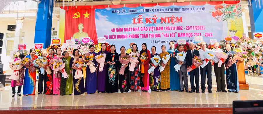 Chính quyền xã Lê Lợi tặng hoa các cựu giáo chức.