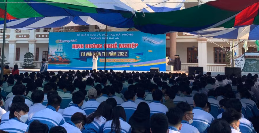 Học sinh Trường THPT Hải An tham gia chương trình định hướng nghề nghiệp, tư vấn tuyển sinh năm 2022.
