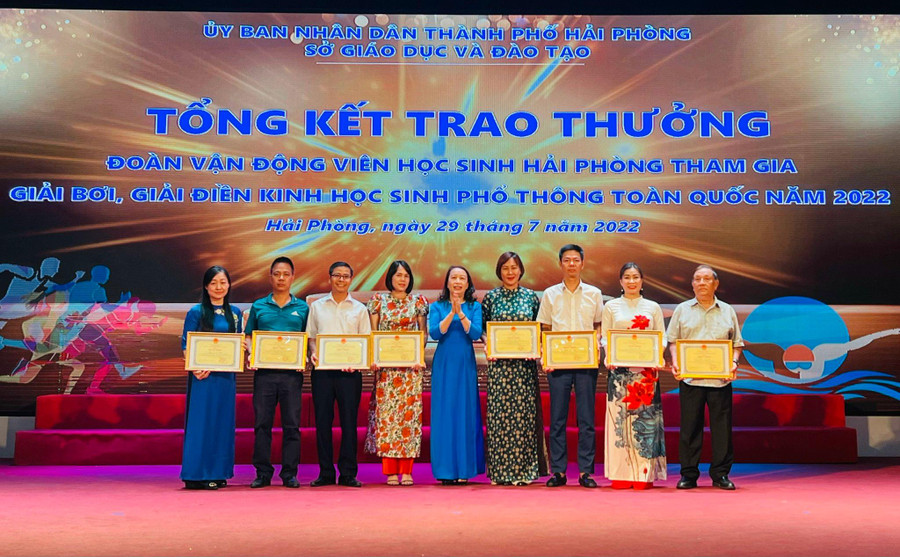 Bà Lâm Tuyết Trinh- Chủ tịch công Đoàn ngành Giáo dục Hải Phòng trao Bằng khen của Chủ tịch UBND TP Hải Phòng cho các cá nhân có thành tích xuất sắc tham gia Giải. Bà Lâm Tuyết Trinh- Chủ tịch công Đoàn ngành Giáo dục Hải Phòng trao Bằng khen của Chủ tịch UBND TP Hải Phòng cho các cá nhân có thành tích xuất sắc tham gia Giải.