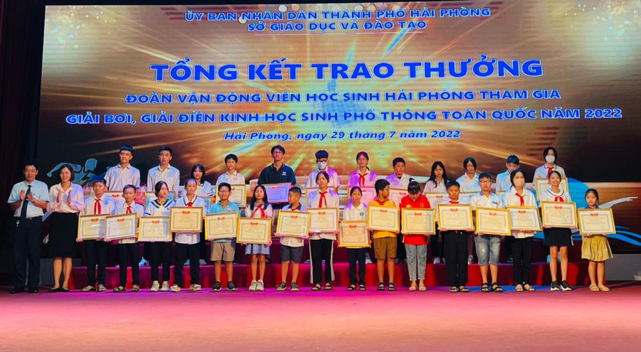 Học sinh tham gia giải Bơi và Điền kinh nhận Giấy khen của Giám đốc Sở GD&ĐT Học sinh tham gia giải Bơi và Điền kinh nhận Giấy khen của Giám đốc Sở GD&ĐT