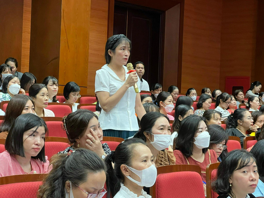 Cô Phạm Thị Nga Thanh, Giáo viên Trường THCS Nguyễn Bỉnh Khiêm, Vĩnh Bảo phát biểu ý kiến xung quanh chuyên đề.