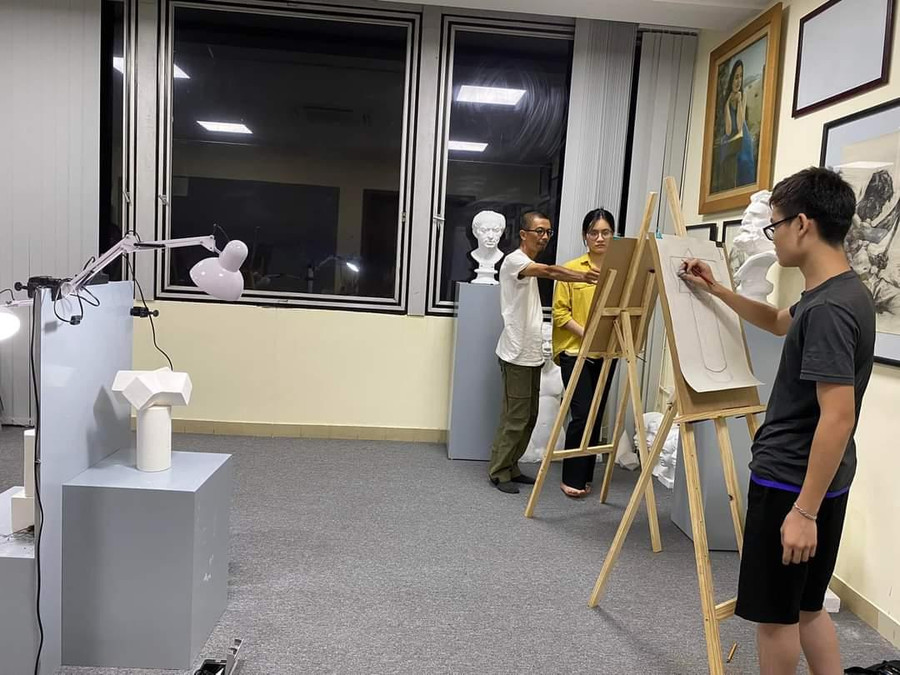 Một góc CLB Mỹ thuật Tiếp nối Art của cô Bảo Châu. Một góc CLB Mỹ thuật Tiếp nối Art của cô Bảo Châu.