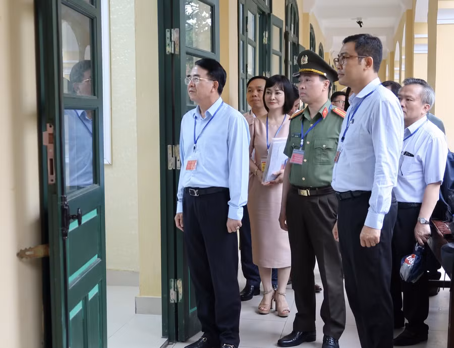 Phở Chủ tịch UBND TP Lê Khắc Nam cùng đoàn công tác đi kiểm tra tại Hội đồng thi vào lớp 10 THPT năm học 2022-2023