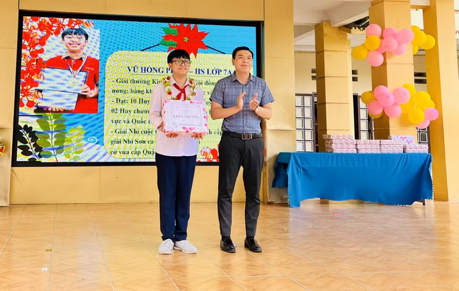 Em Vũ Hồng Phúc, học sinh lớp 7A4 đạt "kỷ lục" với nhiều giải thưởng.