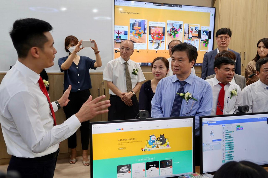 Ông Vũ Thế Thuy- Phó Giám đốc Trung tâm GDTX Hải Phòng (áo trắng bìa trái) báo cáo Thứ trưởng Bộ GD&amp;ĐT Nguyễn Hữu Độ về các chương trình tập huấn, khai thác thiết bị giáo dục hiện đại tại Trung tâm giáo dục thông minh tương lai Gyeongsangnam.