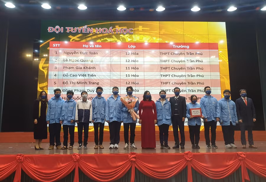 Các thành viên của đội tuyển Hoá học thể hiện quyết tâm chiến thắng khi nhận sự động viên của lãnh đạo ngành Giáo dục.