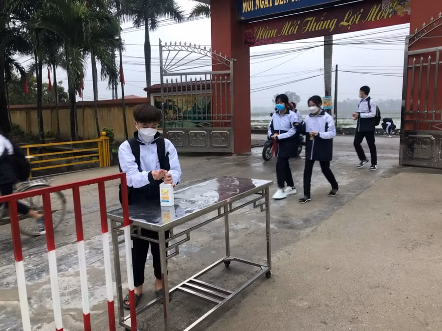 Học sinh Trường THCS Hoa Động, huyện Thủy Nguyên thực hiện nghiêm phòng dịch