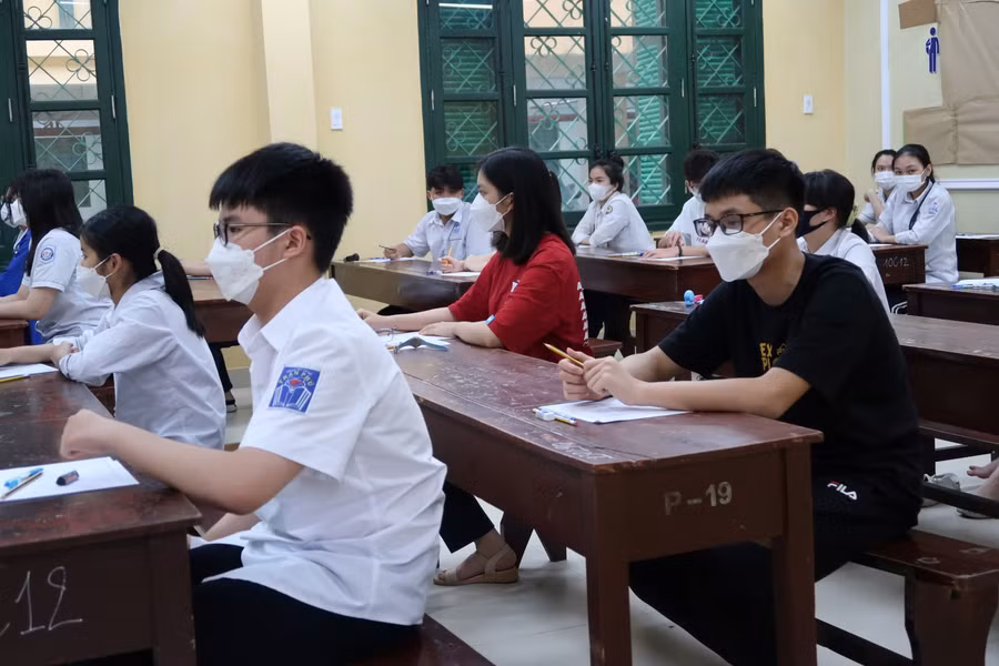 Thí sinh tại Hội đồng thi Trường THPT Ngô Quyền trước giờ làm bài thi môn Ngoại ngữ.