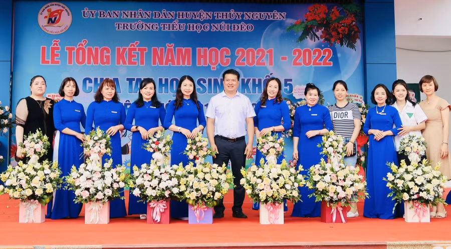 Phụ huynh các lớp 5 tặng hoa Ban Giám hiệu và các cô giáo chủ nhiệm.