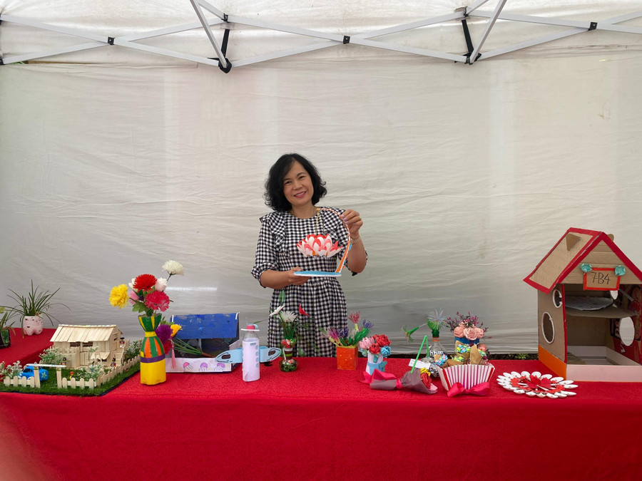 Là giáo viên hay làm quản lý, cô Dương đều dành trọn tình yêu cho công việc và đạt nhiều thành tích, góp phần quan trọng cho sự phát triển của nhà trường. Là giáo viên hay làm quản lý, cô Dương đều dành trọn tình yêu cho công việc và đạt nhiều thành tích, góp phần quan trọng cho sự phát triển của nhà trường.